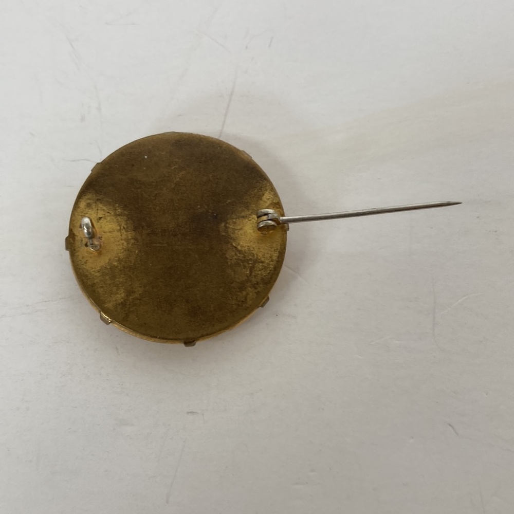 Z124- Vintage brooch with a gold colored decorative edges with a floral print. - Picture 2 of 3